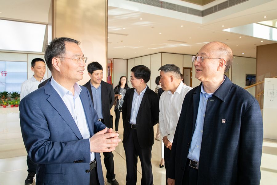 1619745964694466escN.jpg 董事长交流近景或特写3(1).jpg