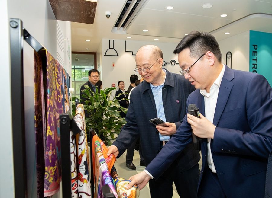 1619746130380402cmxa.jpg 化学等展区交流旅行场景 - 副本(1).jpg